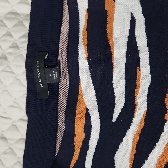 2 Pieces Ann Taylor  Strets cardigan & Skirt Color Navi blu y Camel Animal Prin - Picture 7 of 7